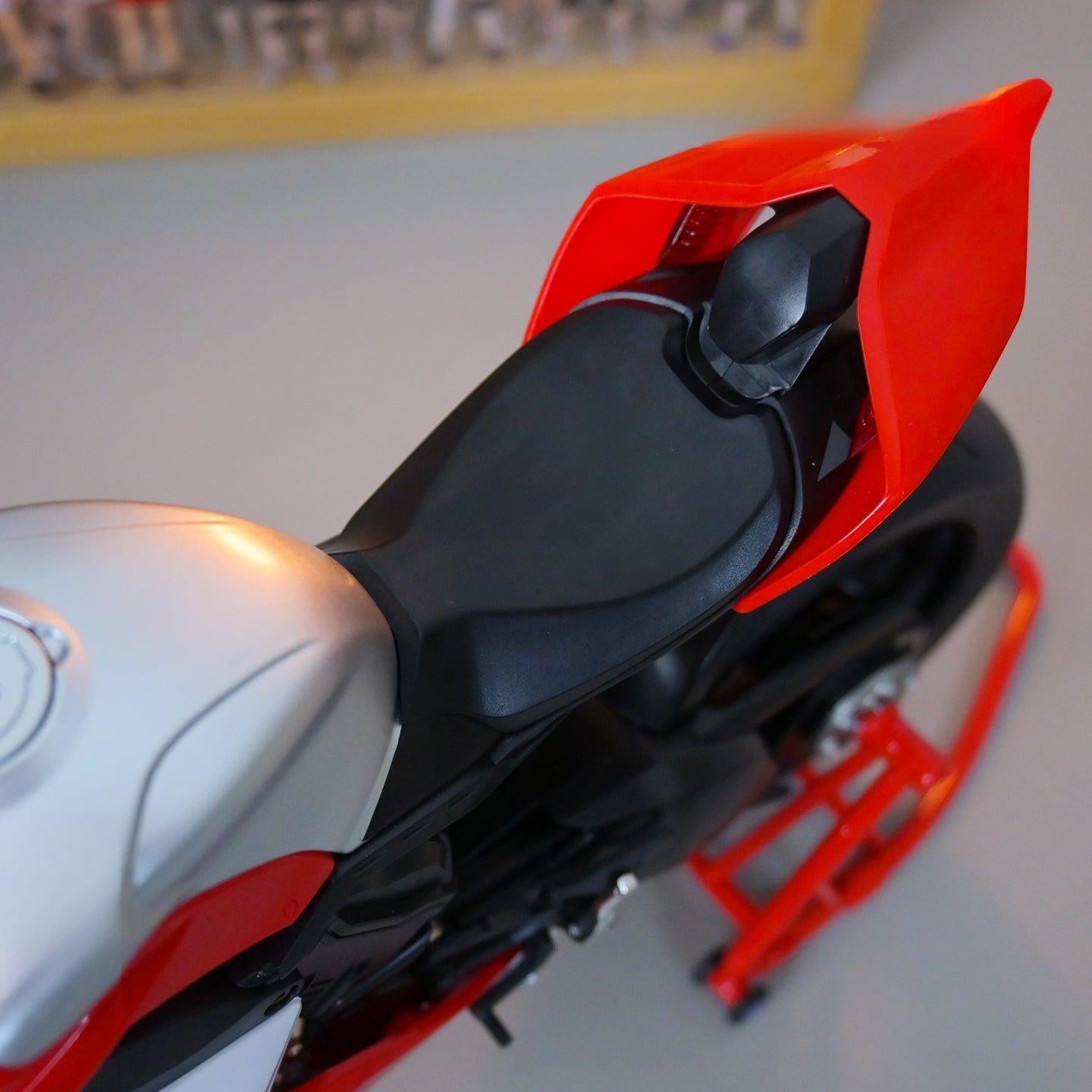Desktrim | Alloy 1/6 Ducati Corse Panigale V4R Model